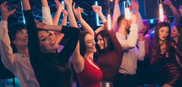 Weselne ciekawostki. Kto płaci i organizuje wieczór kawalerski lub panieński?